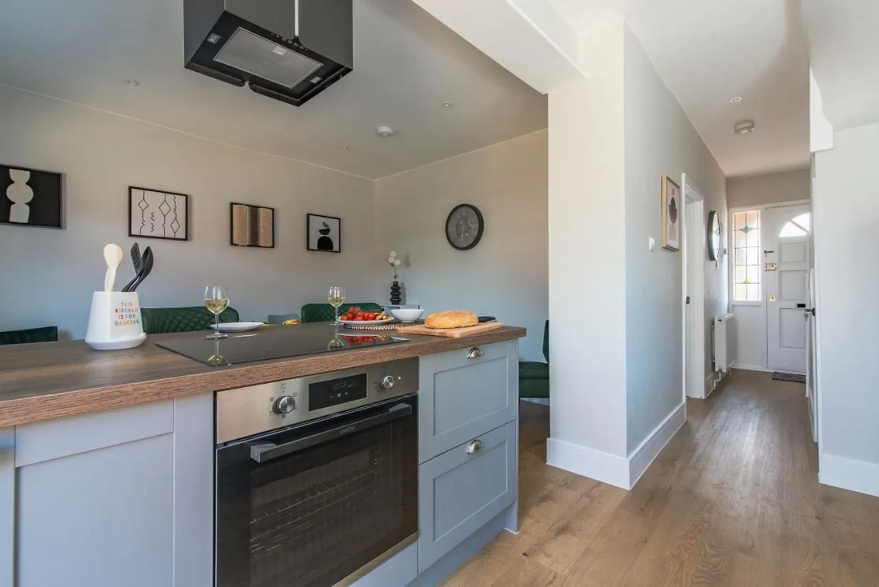 Spacious Southampton House Sanctuary In The City