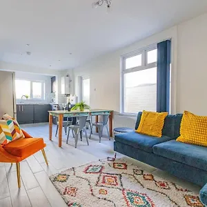  Holiday home New Stylish 5bd, 5min From Town United Kingdom